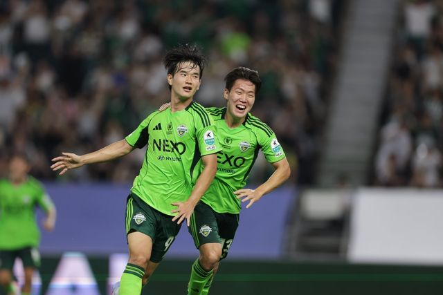 전북 미드필더 김진규(왼쪽)가 23일 전주월드컵경기장에서 열린 강원과 K리그1 홈경기에서 전반 38분 날카로운 중거리슛으로 득점한 뒤 어시스트한 강상윤의 축하를 받고 있다. 사진제공｜한국프로축구연맹