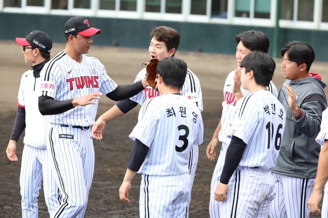 LG 정우영(사진, 왼쪽 첫 번째)은 22일 이천 키움과 2군 경기에서 선발등판해 2이닝 4실점을 기록했다. 염경엽 감독은 정우영이 자신의 것을 다해볼 충분한 시간을 주려 한다. 사진제공｜LG 트윈스