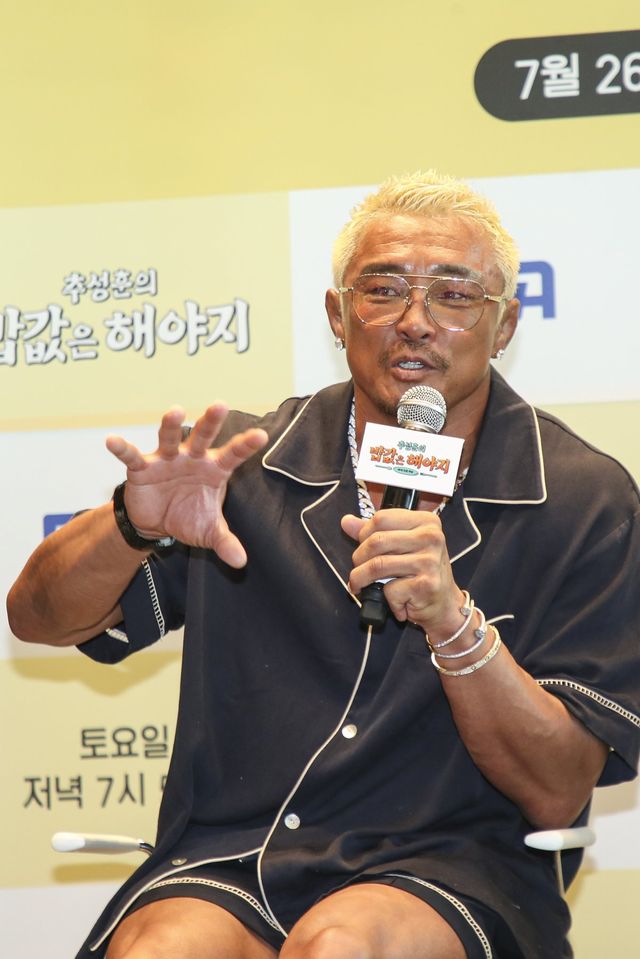 추성훈이 전 세계 ‘아조씨’들과 함께 땀 흘리는 리얼 노동 여행기 ‘추성훈의 밥값은 해야지’가 26일 ENA·EBS1에서 첫 방송된다. 육체노동을 통해 낯선 환경에 뛰어든 추성훈의 진정성이 고스란히 담길 예정이다. 사진제공｜ENA·EBS