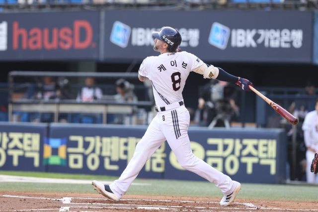 두산 케이브는 23일 잠실 한화전에서 4타수 3안타 2홈런 3타점의 활약으로 팀의 13-2 승리를 이끌었다. “선수들의 교과서”라는 조성환 감독대행의 칭찬에 완벽하게 응답했다. 케이브가 1회말 2점홈런을 쳐낸 뒤 타구를 응시하고 있다. 사진제공｜두산 베어스