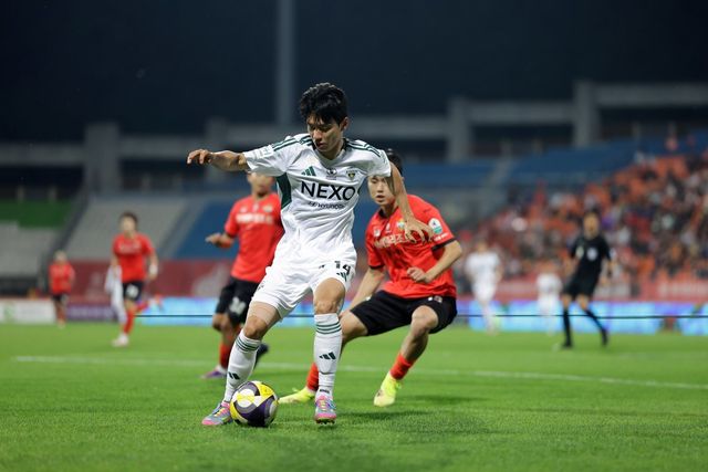 지난달 13일 춘천송암스포츠타운에서 열린 전북과 강원의 K리그1 경기 모습. 두 팀은 시즌 3번째 맞대결인 23일 전주성 혈투에도 최정예를 투입했다. 사진제공｜한국프로축구연맹