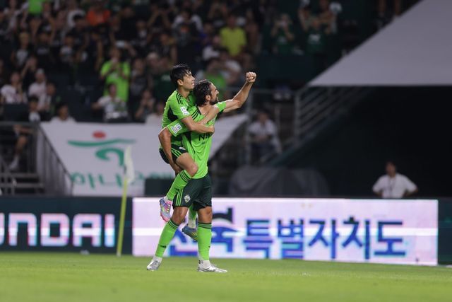 전북 공격수 콤파뇨가 23일 전주월드컵경기장에서 열린 강원과 K리그1 홈경기에서 1-0 리드한 전반 막판 페널티킥으로 추가골을 성공시킨 뒤 PK를 유도한 전진우를 등에 업고 주먹을 쥐어보이고 있다. 사진제공｜한국프로축구연맹