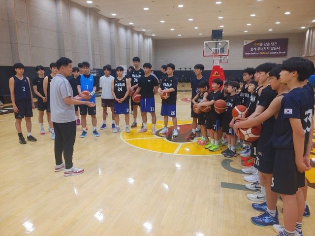 조상현 감독(왼쪽)이 연고지 엘리트 농구부 선수들에게 조언하고 있다. 사진제공｜창원 LG