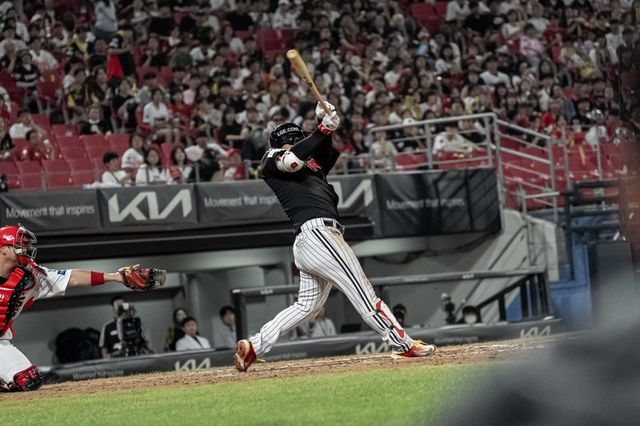 LG 문보경은 23일 광주 KIA전에서 4번타자 3루수로 선발출전해 연장 10회초 값진 결승포를 터트렸다. 2경기 연속 홈런포를 터트려 타격감을 되찾았다. 사진제공｜LG 트윈스