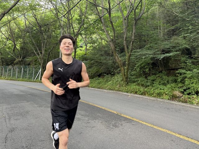 V리그 남자부&nbsp;한국전력의 에디가 23일 경남 하동 의신마을 일원에서 런닝훈련을 하고 있다. 한국전력은 2025~2026시즌 3시즌만의 봄배구 진출을 목표로 비시즌 담금질을 하고 있다. 사진제공│한국전력 배구단