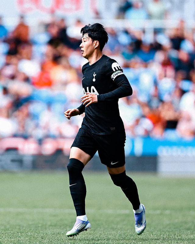 토트넘 주장 손흥민이 20일(한국시간) 셀렉트 카 리싱 스타디움에서 열린 잉글랜드 3부 레딩과 프리시즌 친선경기 후반전에 교체 출전해 그라운드를 누비고 있다. 사진출처｜토트넘 홋스퍼 페이스북