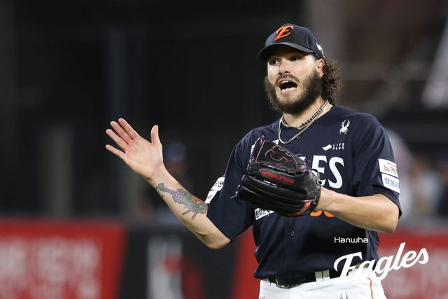 한화 폰세는 KBO리그 사상 첫 4관왕에 도전한다. 현재 승리와 ERA, 승률, 탈삼진 부문에서 리그 선두다. 후반기 경쟁자들이 주춤한 사이 격차를 더욱 벌렸다. 사진제공｜한화 이글스