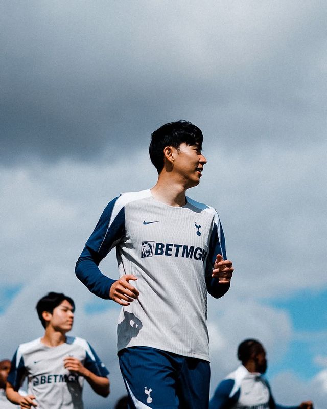 토트넘 손흥민이 22일(한국시간) 런던 엔필드 홋스퍼웨이에서 진행된 프리시즌 팀 훈련에 밝은 표정으로 임하고 있다. 사진출처｜토트넘 홋스퍼 페이스북