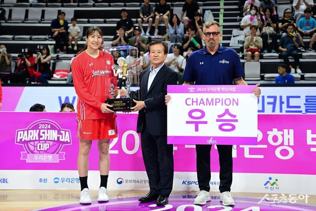 지난해 박신자컵에서 우승을 차지한 후지쯔. 사진제공｜WKBL