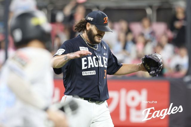 한화 폰세는 KBO리그 사상 첫 4관왕에 도전한다. 현재 승리와 ERA, 승률, 탈삼진 부문에서 리그 선두다. 후반기 경쟁자들이 주춤한 사이 격차를 더욱 벌렸다. 사진제공｜한화 이글스