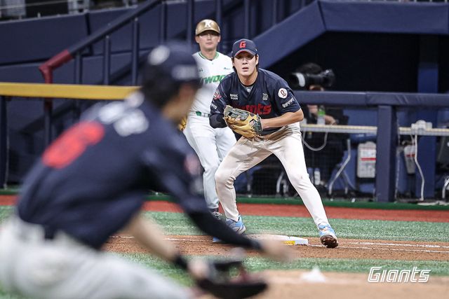 롯데 나승엽이 23일 고척스카이돔에서 열린 키움전 도중 1루에서 공을 받을 준비를 하고 있다. 사진제공｜롯데 자이언츠