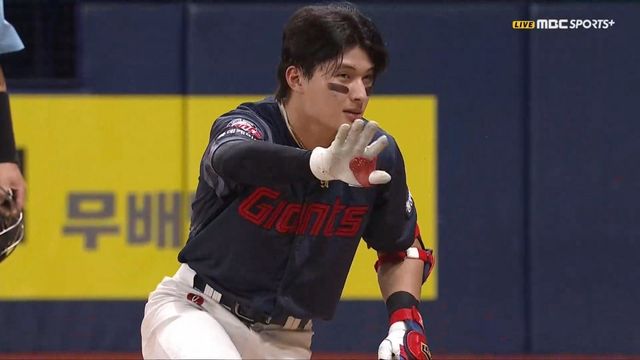 롯데 윤동희가 23일 고척스카이돔에서 열린 키움전 7회초 김선기의 공에 왼 어깨 뒤편을 맞은 뒤 3루 덕아웃의 동료들을 진정시키고 있다. 사진출처｜티빙·MBC SPORTS+ 중계화면 캡처