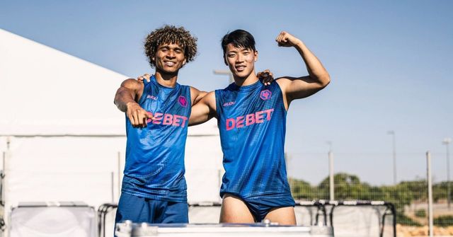 울버햄턴 황희찬(오른쪽)이 포르투갈에서 진행된 프리시즌 훈련을 마치고 팀 동료와 환하게 웃고 있다. 사진출처｜울버햄턴 페이스북