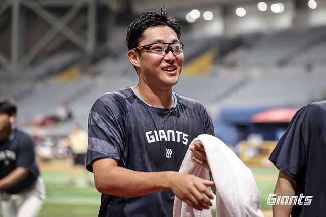 롯데 박세웅이 23일 고척스카이돔에서 열린 키움전에 선발등판해 7이닝 1실점 역투로 시즌 10승을 달성한 뒤 동료들에게 물세례를 받았다. 사진제공｜롯데 자이언츠