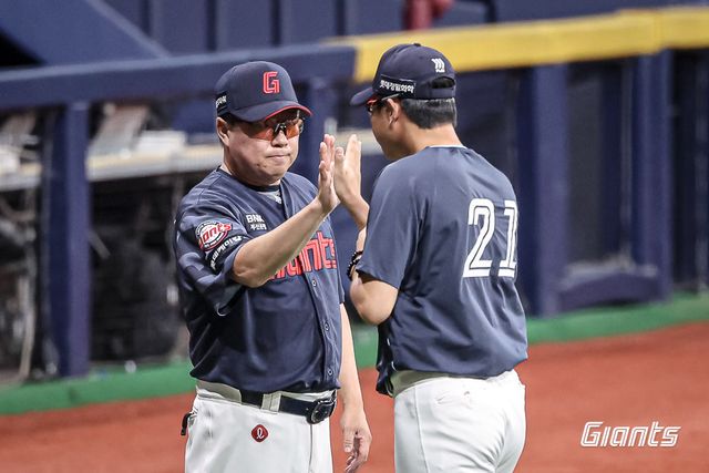 김태형 롯데 감독(왼쪽)이 23일 고척스카이돔에서 열린 키움전에서 4-1 승리를 거둔 뒤 승리투수가 된 선발 박세웅(오른쪽)과 손뼉을 마주치고 있다. 사진제공｜롯데 자이언츠