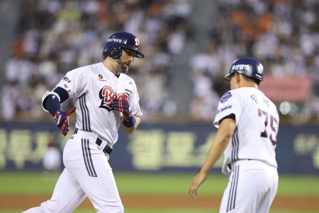 두산 케이브(왼쪽)가 23일 잠실 한화전에서 4회말 솔로홈런을 쳐낸 뒤 임재현 코치와 하이파이브를 하고 있다. 사진제공｜두산 베어스