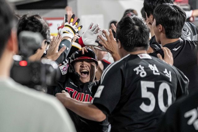 LG 문보경(가운데)은 23일 광주 KIA전에서 4번타자 3루수로 선발출전해 연장 10회초 값진 결승포를 터트렸다. 2경기 연속 홈런포를 터트려 타격감을 되찾았다. 사진제공｜LG 트윈스