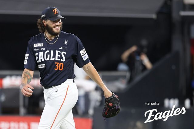 한화 폰세는 KBO리그 사상 첫 4관왕에 도전한다. 현재 승리와 ERA, 승률, 탈삼진 부문에서 리그 선두다. 후반기 경쟁자들이 주춤한 사이 격차를 더욱 벌렸다. 사진제공｜한화 이글스