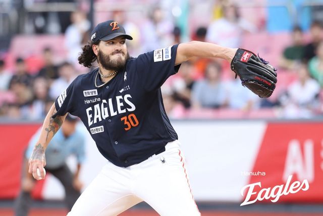 한화 폰세는 KBO리그 사상 첫 4관왕에 도전한다. 현재 승리와 ERA, 승률, 탈삼진 부문에서 리그 선두다. 후반기 경쟁자들이 주춤한 사이 격차를 더욱 벌렸다. 사진제공｜한화 이글스