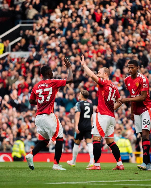 맨체스터 유나이티드는 최근 몇 년간 성적 부진에도 불구하고 2년 연속 5% 인상을 단행했다. 구단 CEO 오마르 베라다는 “운영비 상승을 상쇄하기 위한 불가피한 결정”이라며 “11년 연속 가격을 동결했던 만큼, 팬들의 이해와 지지를 바란다”고 밝혔다. 사진출처｜맨체스터 유나이티드 페이스북