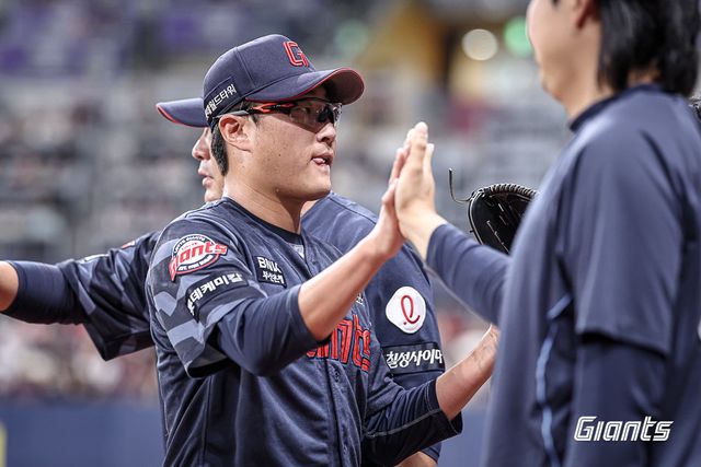 롯데 박세웅이 23일 고척스카이돔에서 열린 키움전에 선발등판해 7이닝 1실점 역투를 펼친 뒤 동료들과 손뼉을 마주치고 있다. 사진제공｜롯데 자이언츠