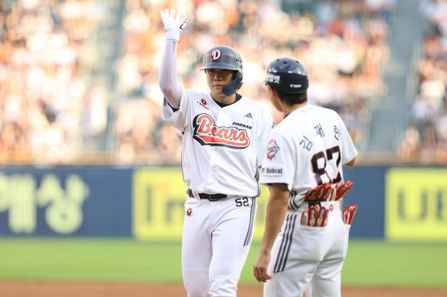 두산 박준순(왼쪽)은 두산이 많은 기대를 하는 특급 신인이다. 23일 잠실 한화전에서 3루타를 뺀 사이클링히트를 기록하는 등 입단 첫해 재능을 뽐내고 있다. 사진제공｜두산 베어스