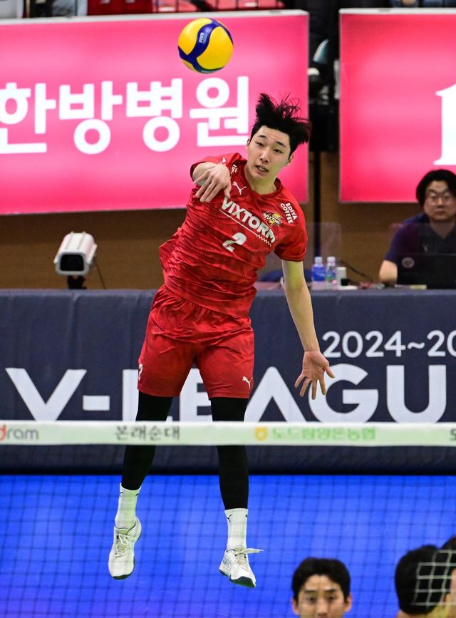 V리그 남자부 한국전력은 2025~2026시즌 주전 세터로 김주영(사진)과 배해찬솔을 놓고 저울질하고 있다. 올해 10월 22일 상근예비역 전역을 앞둔 하승우가 있지만 그 못지않은 세터가 더 필요하다고 판단했다. 사진제공│KOVO