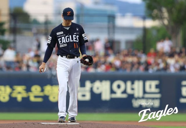 한화 엄상백은 23일 잠실 두산전에서 구원등판해 2.2이닝 6실점으로 흔들렸다. 그는 후반기 첫 경기에서도 전반기 부진을 털어내지 못하며 아쉬움을 남겼다. 사진제공｜한화 이글스