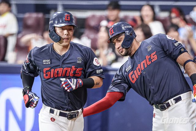 롯데 고승민(왼쪽)이 24일 고척스카이돔에서 열린 키움전 1회초 우월 솔로포를 터트린 뒤 외국인타자 빅터 레이예스에게 축하받고 있다. 사진제공｜롯데 자이언츠