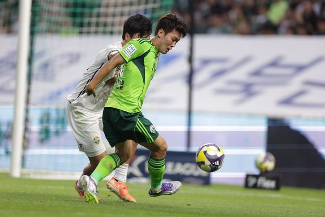 전북이 ‘제2의 이재성’으로 평가받는 강상윤과의 재계약 작업에 착수했다. 23일 전주월드컵경기장에서 열린 강원과의 K리그1 홈경기에서 상대 수비수와 볼을 다투는 모습. 사진제공｜한국프로축구연맹