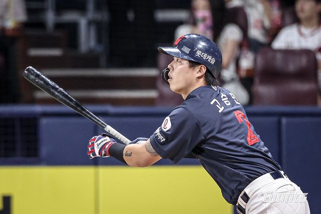 롯데 고승민이 24일 고척스카이돔에서 열린 키움전 1회초 우월 솔로포를 터트리고 있다. 후반기 저조한 출발로 고심하던 롯데는 고승민의 활약을 앞세워 침체된 흐름을 끊고 2연승을 달렸다. 사진제공｜롯데 자이언츠