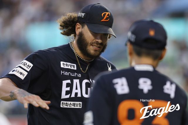 한화 폰세(왼쪽)는 24일 잠실 두산전에서 선발등판해 6이닝 무실점으로 위력적인 투구를 펼쳤다. 그는 오른쪽 어깨 뭉침 증세를 호소했지만, 부상 정도가 심각하지 않다. 팀은 안도의 한숨을 쉬었다. 사진제공｜한화 이글스