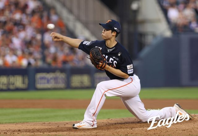 한화 엄상백은 23일 잠실 두산전에서 구원등판해 2.2이닝 6실점으로 흔들렸다. 그는 후반기 첫 경기에서도 전반기 부진을 털어내지 못하며 아쉬움을 남겼다. 사진제공｜한화 이글스