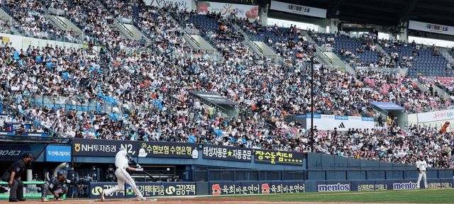 KBO는 24일 역대 최소 경기 800만 관중과 역대 최다 매진 타이기록을 세웠다.｜뉴시스