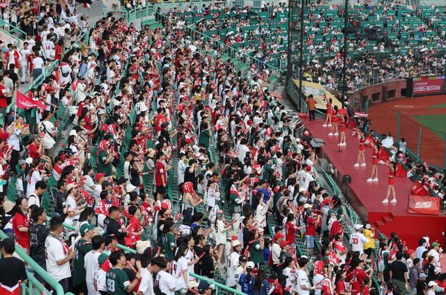 KBO는 24일 역대 최소 경기 800만 관중과 역대 최다 매진 타이기록을 세웠다.｜뉴시스