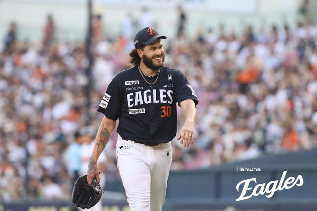 한화 폰세는 24일 잠실 두산전에서 선발등판해 6이닝 무실점으로 위력적인 투구를 펼쳤다. 그는 오른쪽 어깨 뭉침 증세를 호소했지만, 부상 정도가 심각하지 않다. 팀은 안도의 한숨을 쉬었다. 사진제공｜한화 이글스