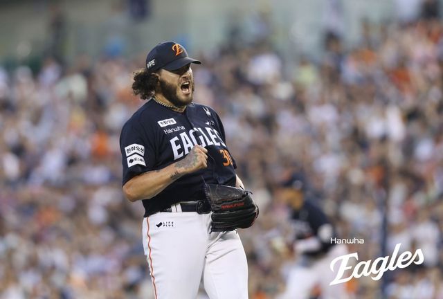 한화 폰세는 24일 잠실 두산전에서 선발등판해 6이닝 무실점으로 위력적인 투구를 펼쳤다. 그는 오른쪽 어깨 뭉침 증세를 호소했지만, 부상 정도가 심각하지 않다. 팀은 안도의 한숨을 쉬었다. 사진제공｜한화 이글스