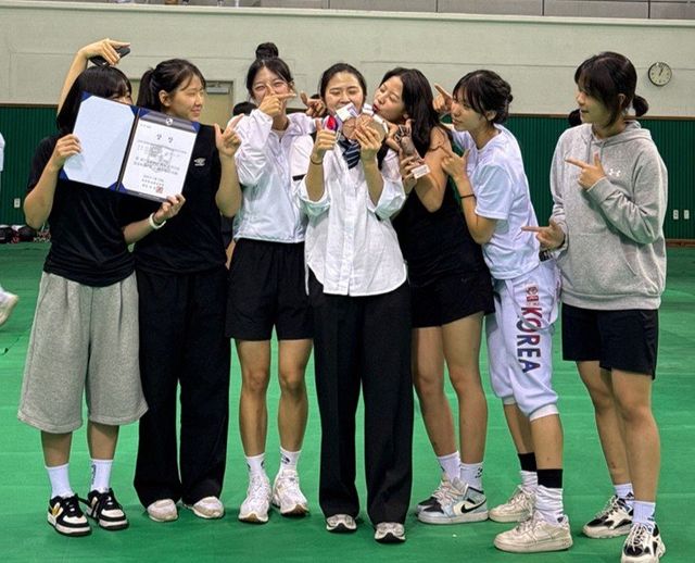 이리여자고등학교 펜싱팀. 사진제공ㅣ이리여고