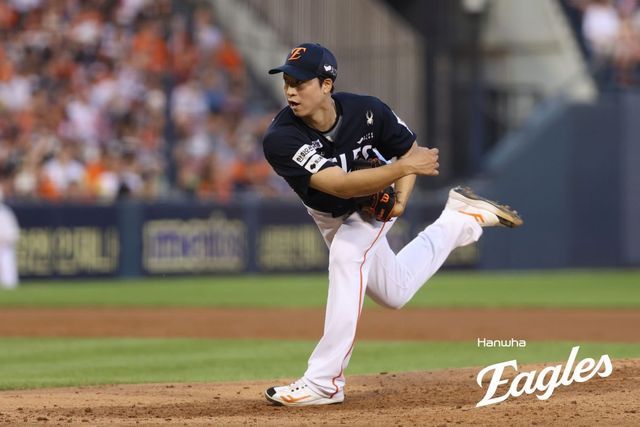 한화 엄상백은 23일 잠실 두산전에서 구원등판해 2.2이닝 6실점으로 흔들렸다. 그는 후반기 첫 경기에서도 전반기 부진을 털어내지 못하며 아쉬움을 남겼다. 사진제공｜한화 이글스