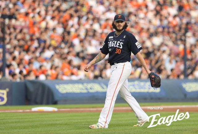 한화 폰세는 24일 잠실 두산전에서 선발등판해 6이닝 무실점으로 위력적인 투구를 펼쳤다. 그는 오른쪽 어깨 뭉침 증세를 호소했지만, 부상 정도가 심각하지 않다. 팀은 안도의 한숨을 쉬었다. 사진제공｜한화 이글스