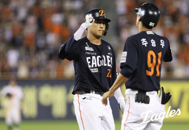 한화 채은성(왼쪽)은 24일 잠실 두산전에서 5번타자 1루수로 선발출전해 5타수 2안타 2타점으로 활약했다. 사진제공｜한화 이글스