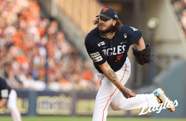 한화 폰세는 24일 잠실 두산전에서 선발등판해 6이닝 무실점으로 위력적인 투구를 펼쳤다. 그는 오른쪽 어깨 뭉침 증세를 호소했지만, 부상 정도가 심각하지 않다. 팀은 안도의 한숨을 쉬었다. 사진제공｜한화 이글스