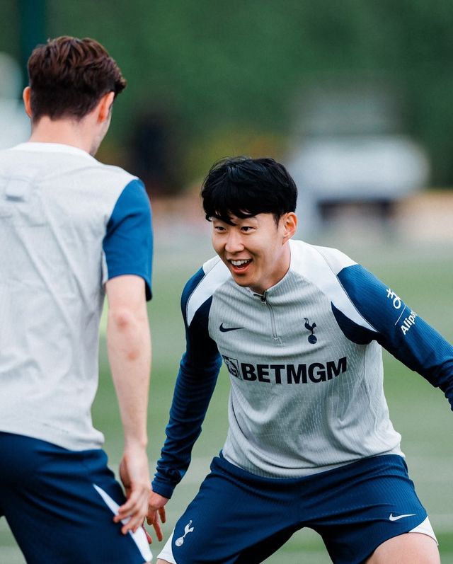 토트넘 ‘리빙 레전드’ 손흥민(오른쪽)이 런던 엔필드 홋스퍼웨이에서 진행된 프리시즌 팀 훈련에 밝은 표정으로 임하고 있다. 사진출처｜토트넘 홋스퍼 페이스북