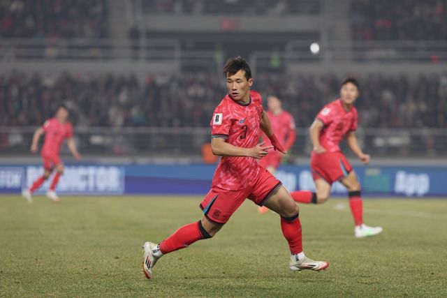 축구대표팀 왼쪽 풀백 이태석이 3월 20일 고양종합운동장에서 열린 오만과 2026북중미월드컵 최종예선 홈경기를 뛰고 있다. 그는 오스트리아 빈으로의 이적을 앞두고 있다. 사진제공｜대한축구협회