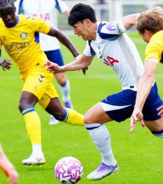 토트넘 주장 손흥민이 26일(한국시간) 런던 엔필드 홋스퍼웨이에서 열린 위컴과 프리시즌 연습경기에서 드리블 돌파를 하고 있다. 사진출처｜토트넘 홋스퍼 홈페이지