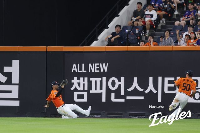 한화 루이스 리베라토(왼쪽)가 27일 대전 한화생명볼파크에서 열린 SSG전 7회초 1사 2루 상황에서 신범수의 적시타성 타구를 슬라이딩 캐치를 통해 잡아내는 모습. 수비에서도 적응력을 높이고 있는 리베라토는 공수에서 맹활약을 펼치며 한화 야수진에 큰 힘을 보태고 있다. 사진제공｜한화 이글스