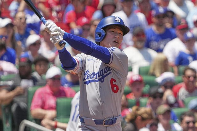LA 다저스 김혜성이 27일(한국시간) 펜웨이파크에서 열린 보스턴 레드삭스와 원정경기에서 3타수 2안타를 쳐냈다. 팀은 2-4로 패했지만, 앞선 2경기에서 6연타석 삼진으로 돌아선 아쉬움을 씻어낸 게 위안거리였다. AP뉴시스