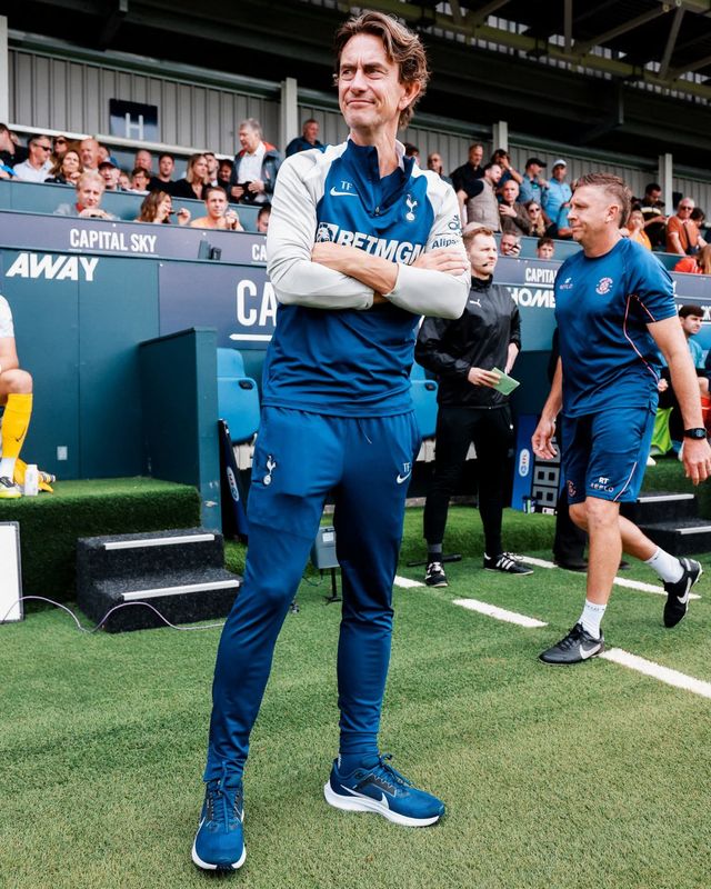 토트넘 토마스 프랑크 감독(왼쪽)이 27일 케닐워스로드에서 열린 루턴 타운과 프리시즌 연습경기를 여유로운 표정으로 지켜보고 있다. 양민혁도 이날 경기 후반 교체 투입돼 비공식 1군 데뷔전을 치렀다. 사진출처｜토트넘 홋스퍼 페이스북