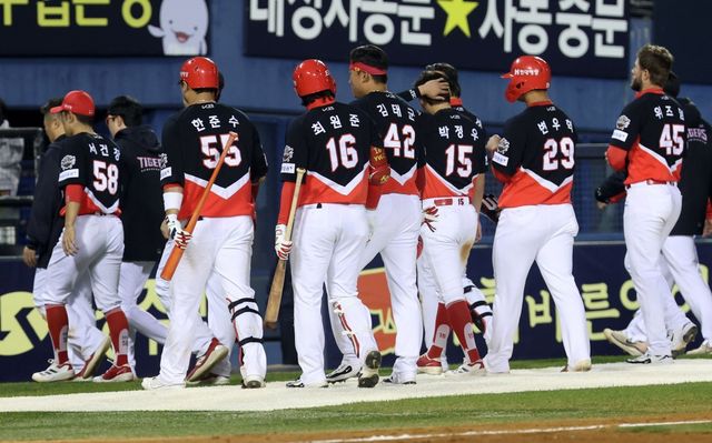 KIA는 후반기 7경기에서 1승6패를 기록하며 하위권으로 추락할 위기를 맞이했다. 팀은 후반기 불안한 불펜 운영에 발목이 잡히고 있다.｜뉴시스