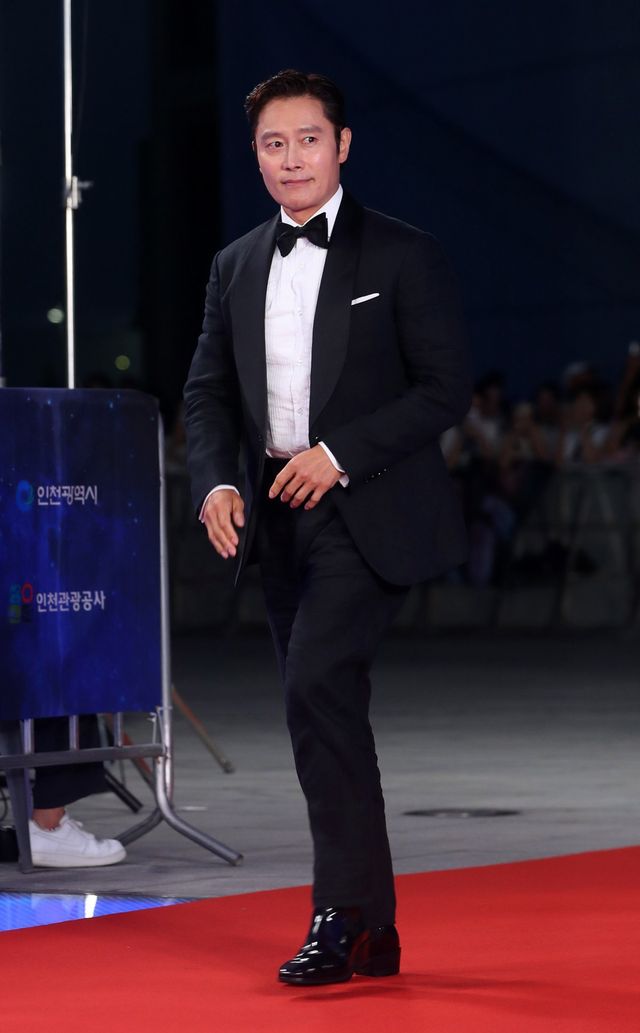 [인천=뉴시스] 김혜진 기자 = 배우 이병헌이 18일 오후 인천 중구 파라다이스시티에서 열린 제4회 청룡시리즈어워즈에서 포즈를 취하고 있다. 2025.07.18. jini@newsis.com